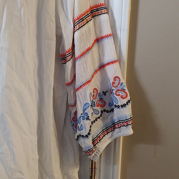 Crown & Ivy Curvy Embroidered Boho Floral Paisley Top Sz - Picture 2 of 5